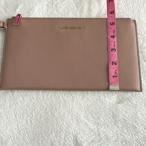 Michael Kors Mercer pink leather clutch bag - Picture 11 of 11